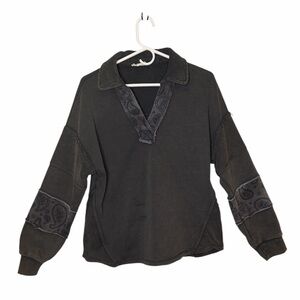 NEW IN WOMANS COLLARED GRAY LONG SLEEVE V-NECK SWEATSHIRT SIZE MEDIUM